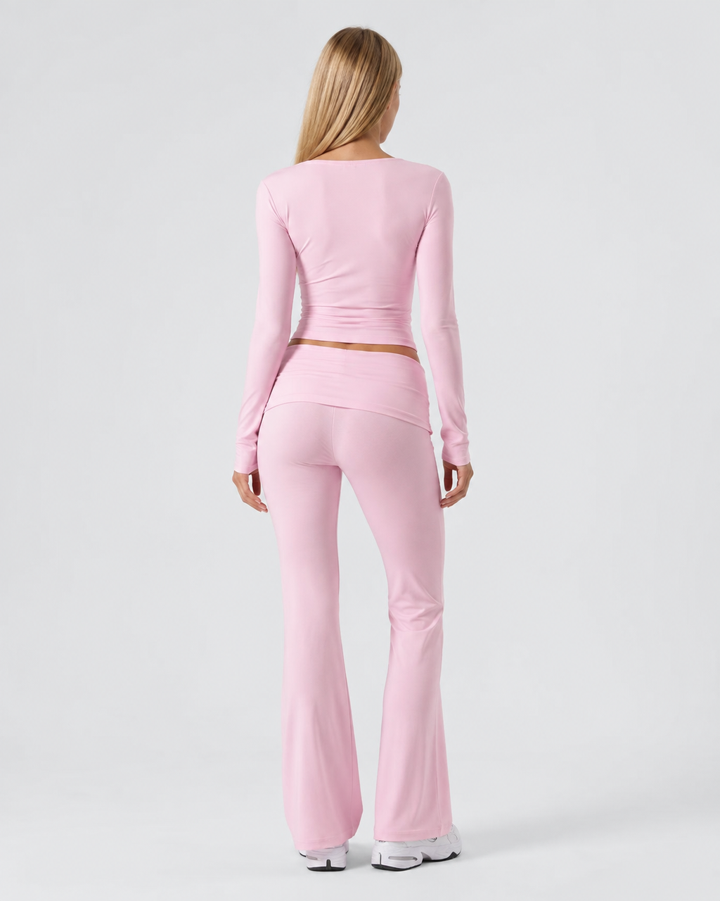 Conjunto con top de nudo frontal y pantalón de campana