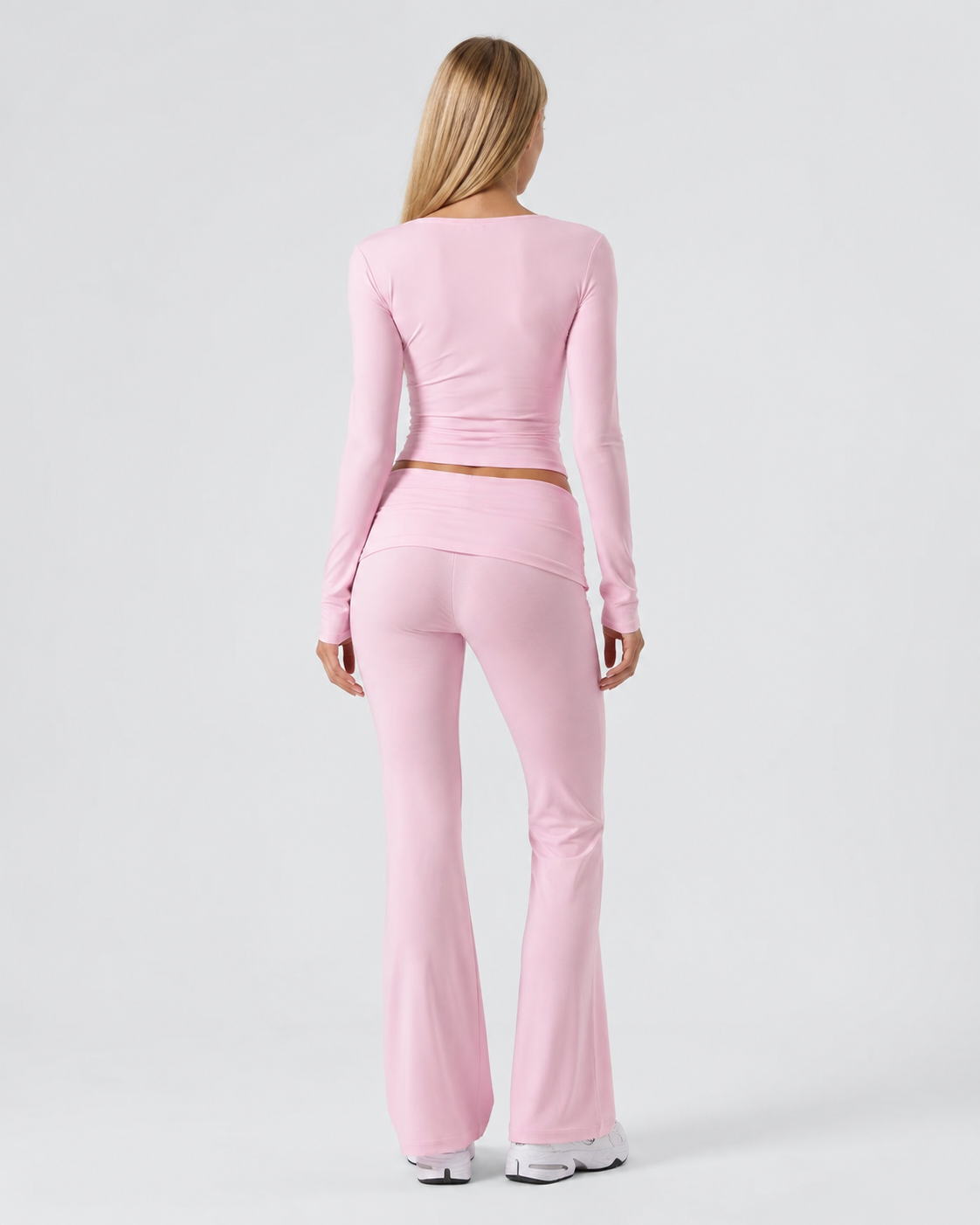 Conjunto con top de nudo frontal y pantalón de campana