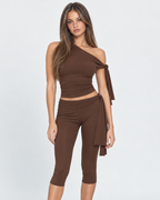 Conjunto de un hombro con pantalón capri