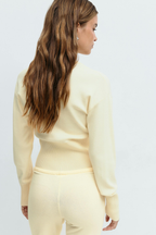 Conjunto de punto con top corto y pantalón de tiro alto