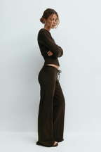 Conjunto de punto con top corto y pantalón de tiro alto