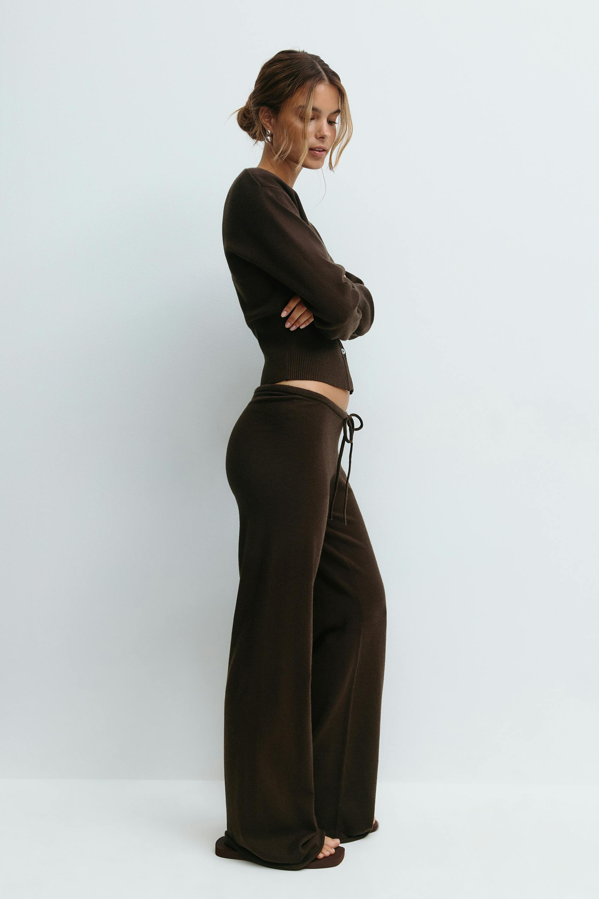 Conjunto de punto con top corto y pantalón de tiro alto