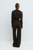 Conjunto de punto con top corto y pantalón de tiro alto