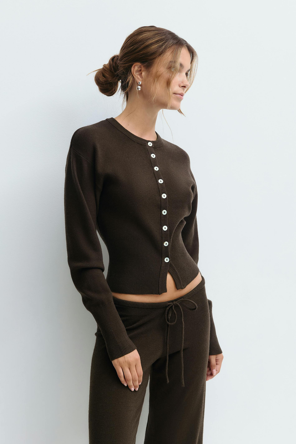 Conjunto de punto con top corto y pantalón de tiro alto