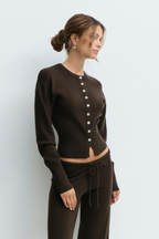 Conjunto de punto con top corto y pantalón de tiro alto