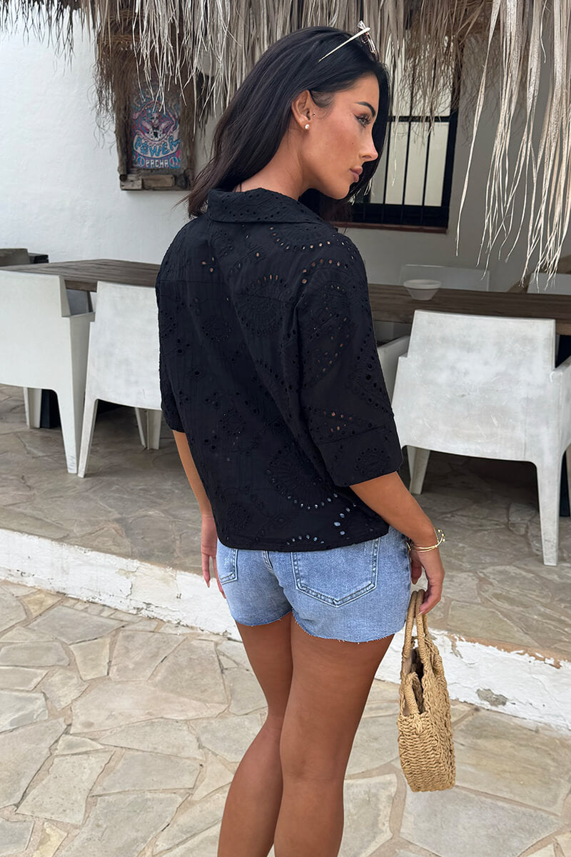 Camisa oversize de bordado inglés y manga corta en negro