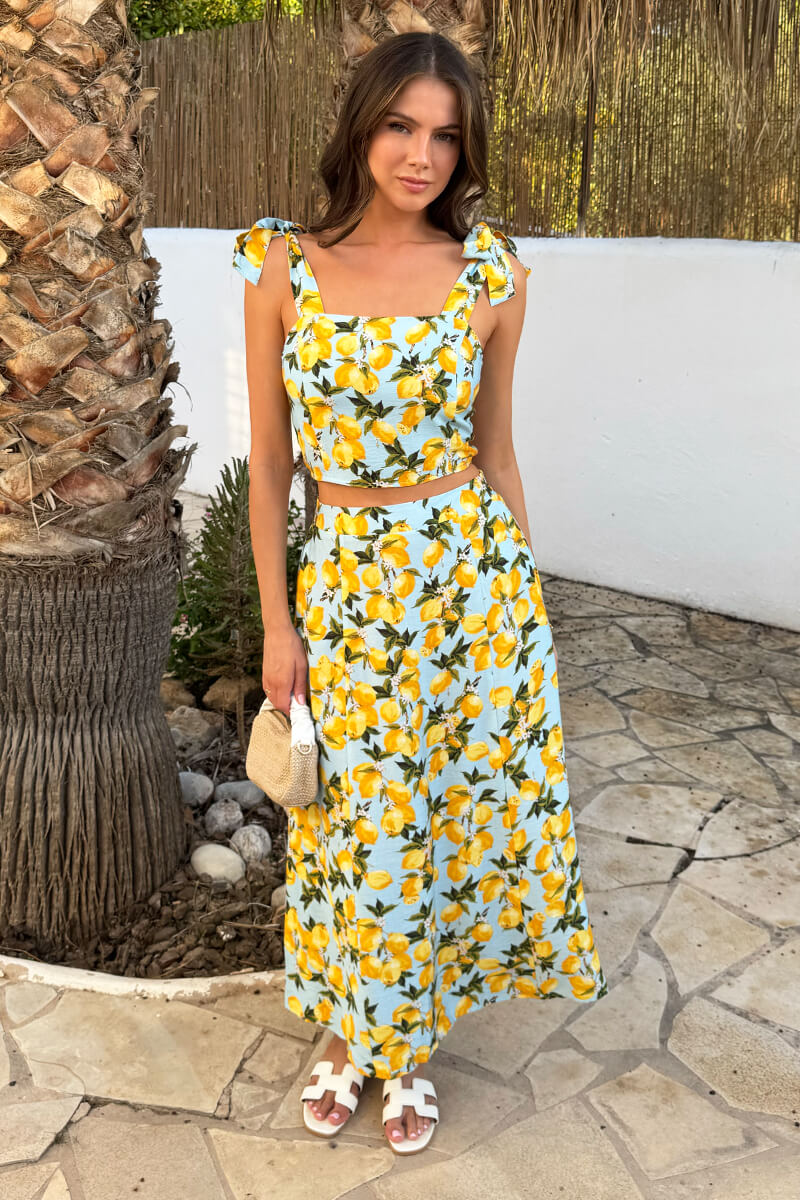 Top corto con estampado de limones y tirantes anudados en azul