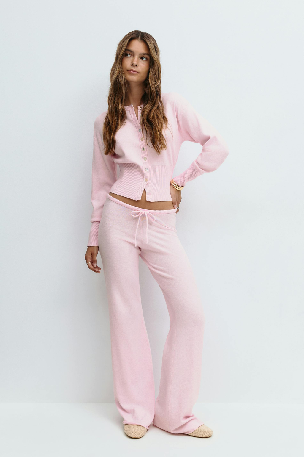 Conjunto de punto con top corto y pantalón de tiro alto