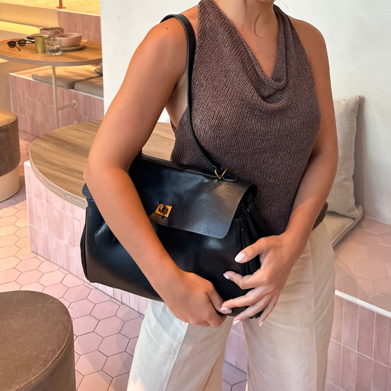Bolso con cierre giratorio y colgante