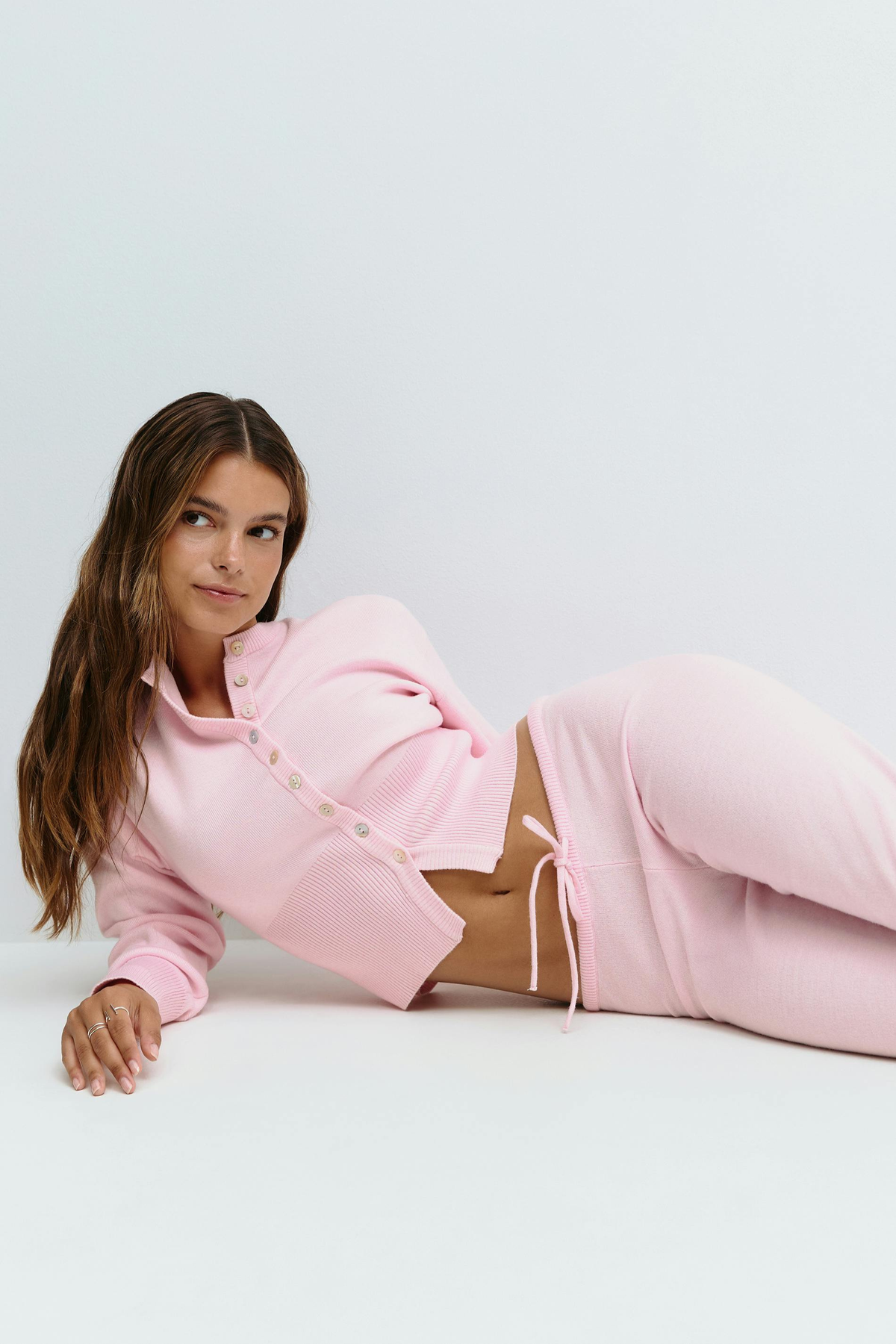 Conjunto de punto con top corto y pantalón de tiro alto