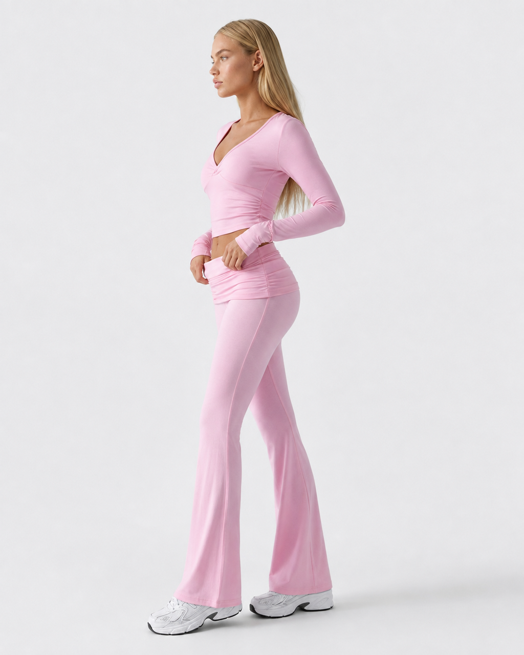 Conjunto con top de nudo frontal y pantalón de campana