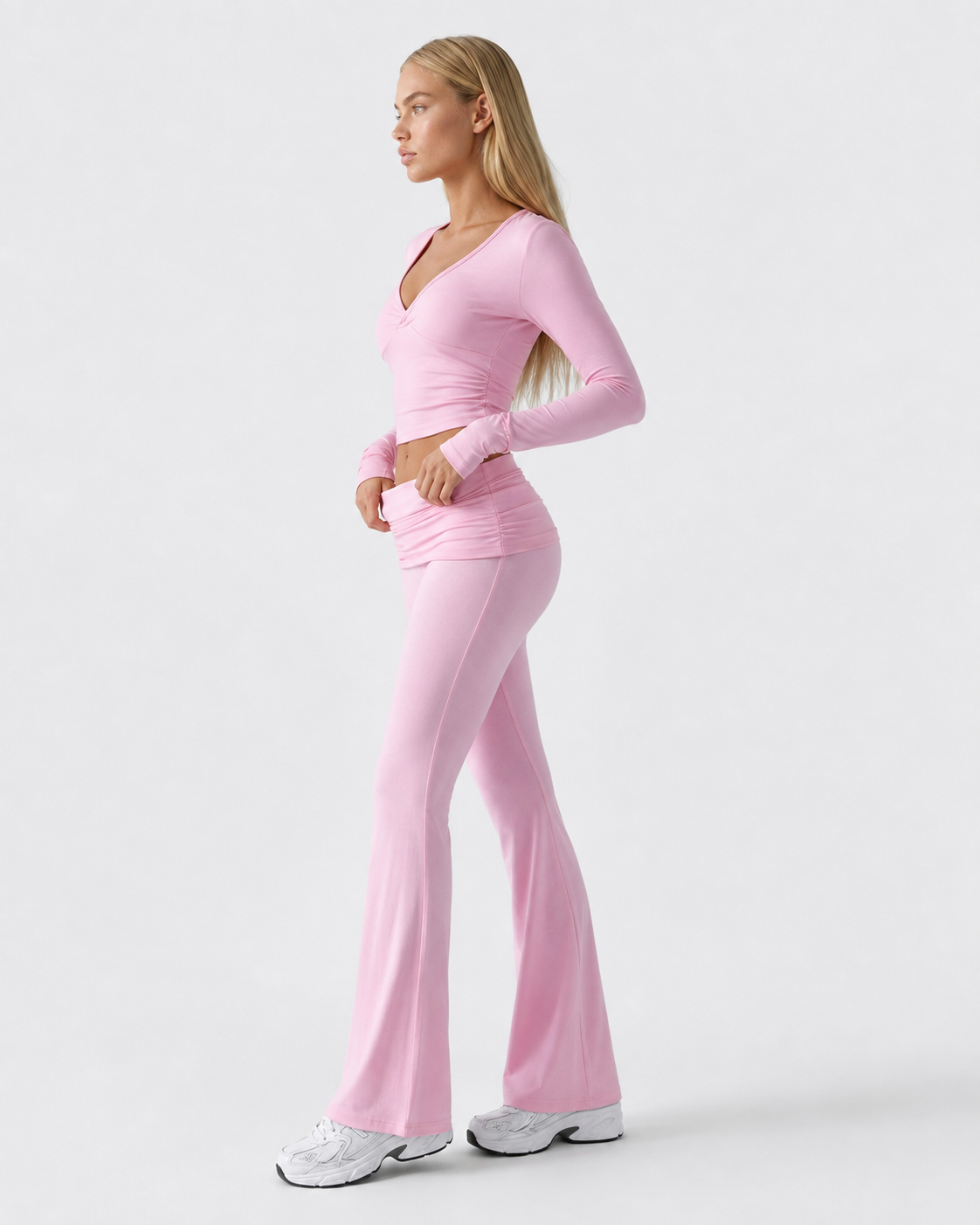 Conjunto con top de nudo frontal y pantalón de campana