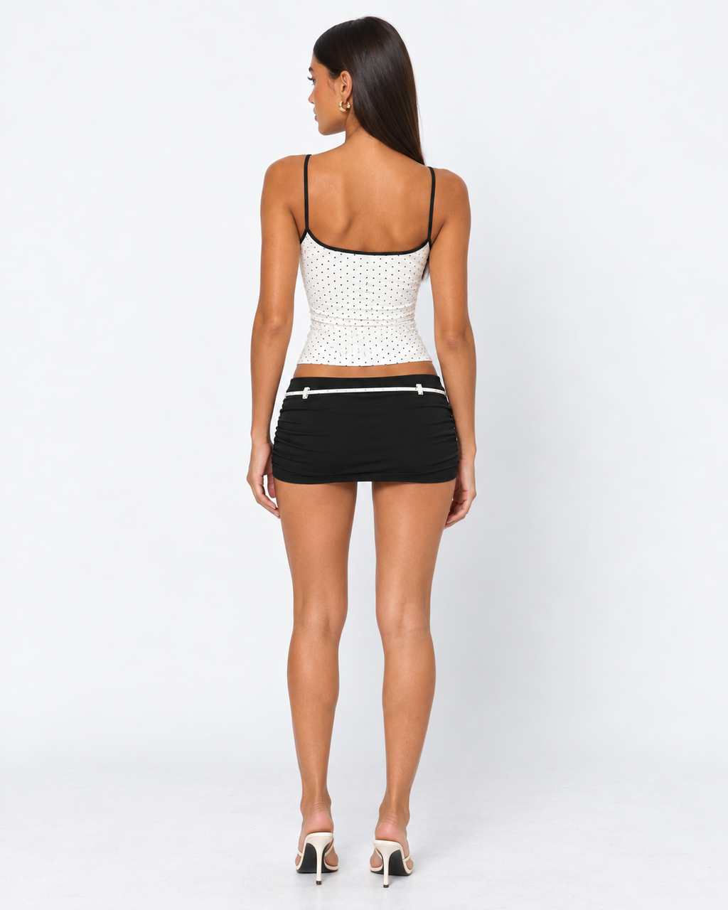 Conjunto de lunares con camisola y minifalda fruncida