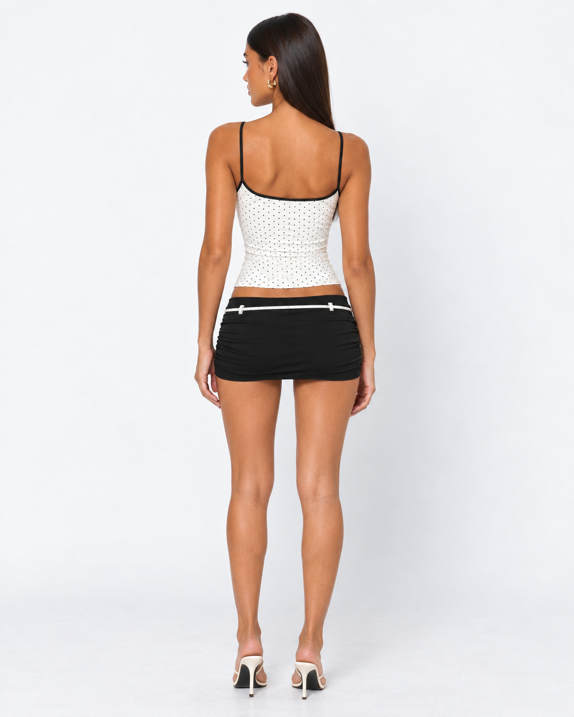 Conjunto de lunares con camisola y minifalda fruncida