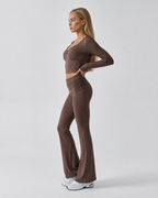 Conjunto con top de nudo frontal y pantalón de campana