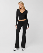 Conjunto con top de nudo frontal y pantalón de campana