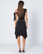 Conjunto asimétrico con top de un hombro y falda midi