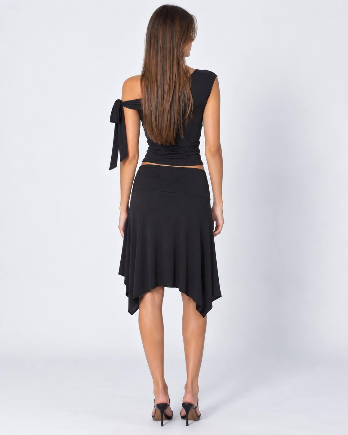 Conjunto asimétrico con top de un hombro y falda midi