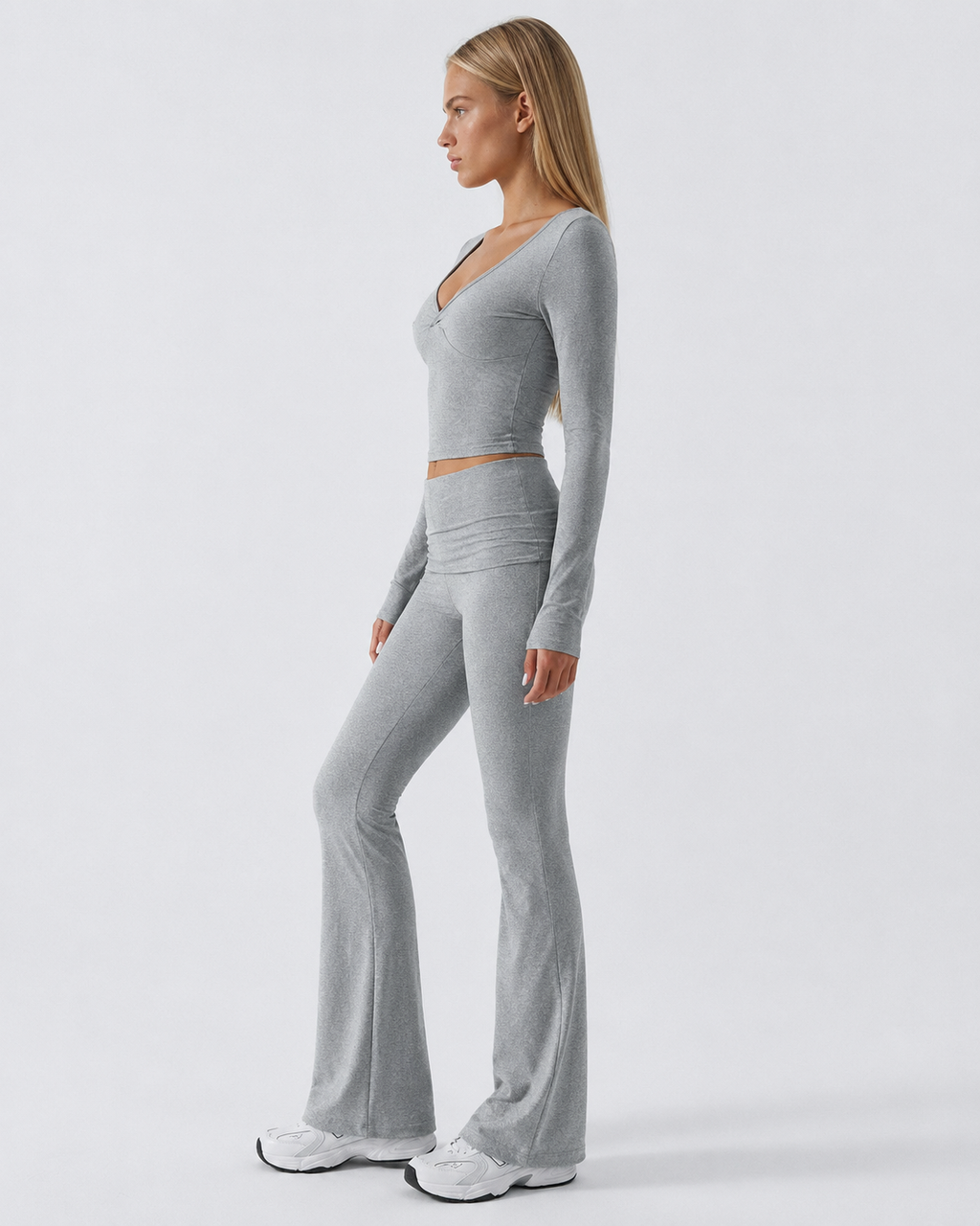 Conjunto con top de nudo frontal y pantalón de campana