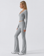 Conjunto con top de nudo frontal y pantalón de campana