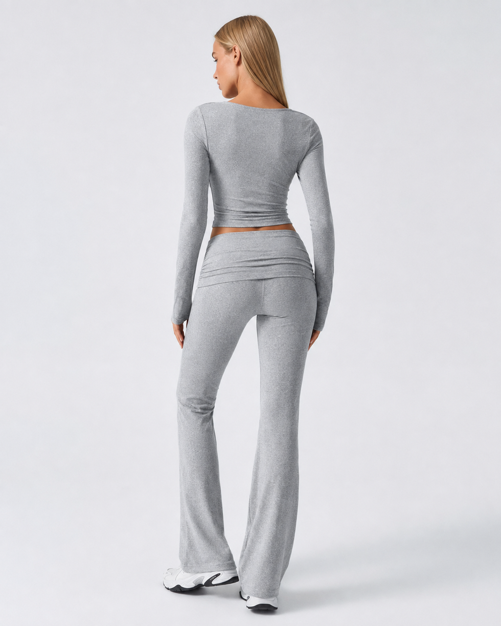 Conjunto con top de nudo frontal y pantalón de campana
