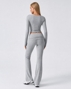 Conjunto con top de nudo frontal y pantalón de campana