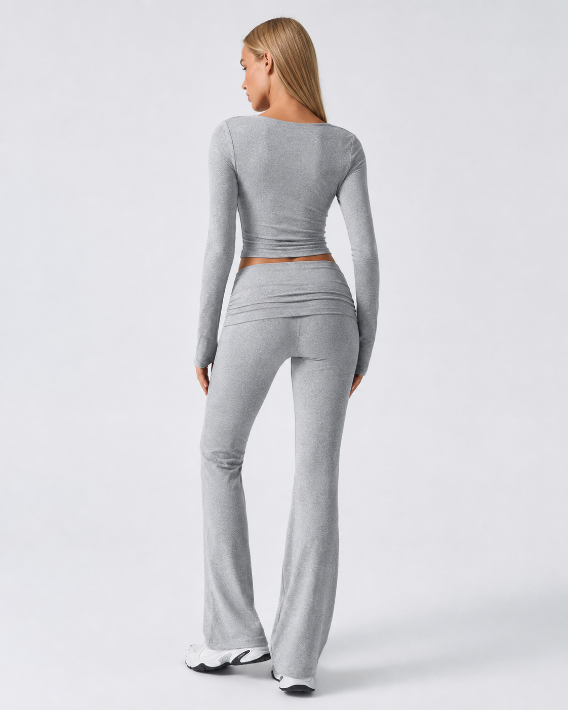 Conjunto con top de nudo frontal y pantalón de campana