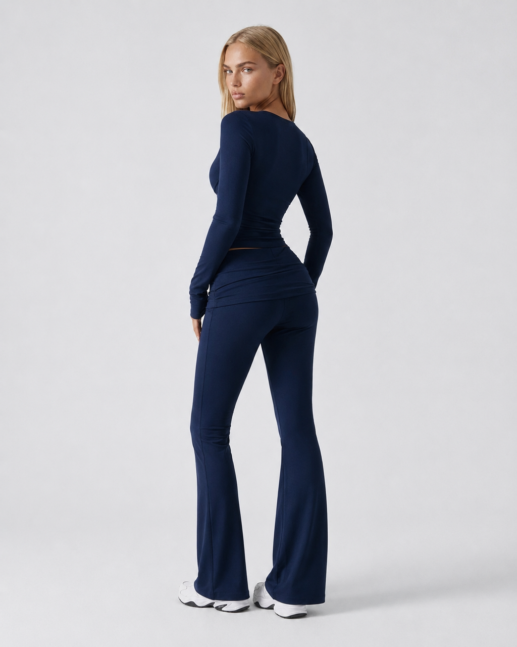 Conjunto con top de nudo frontal y pantalón de campana