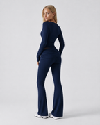Conjunto con top de nudo frontal y pantalón de campana