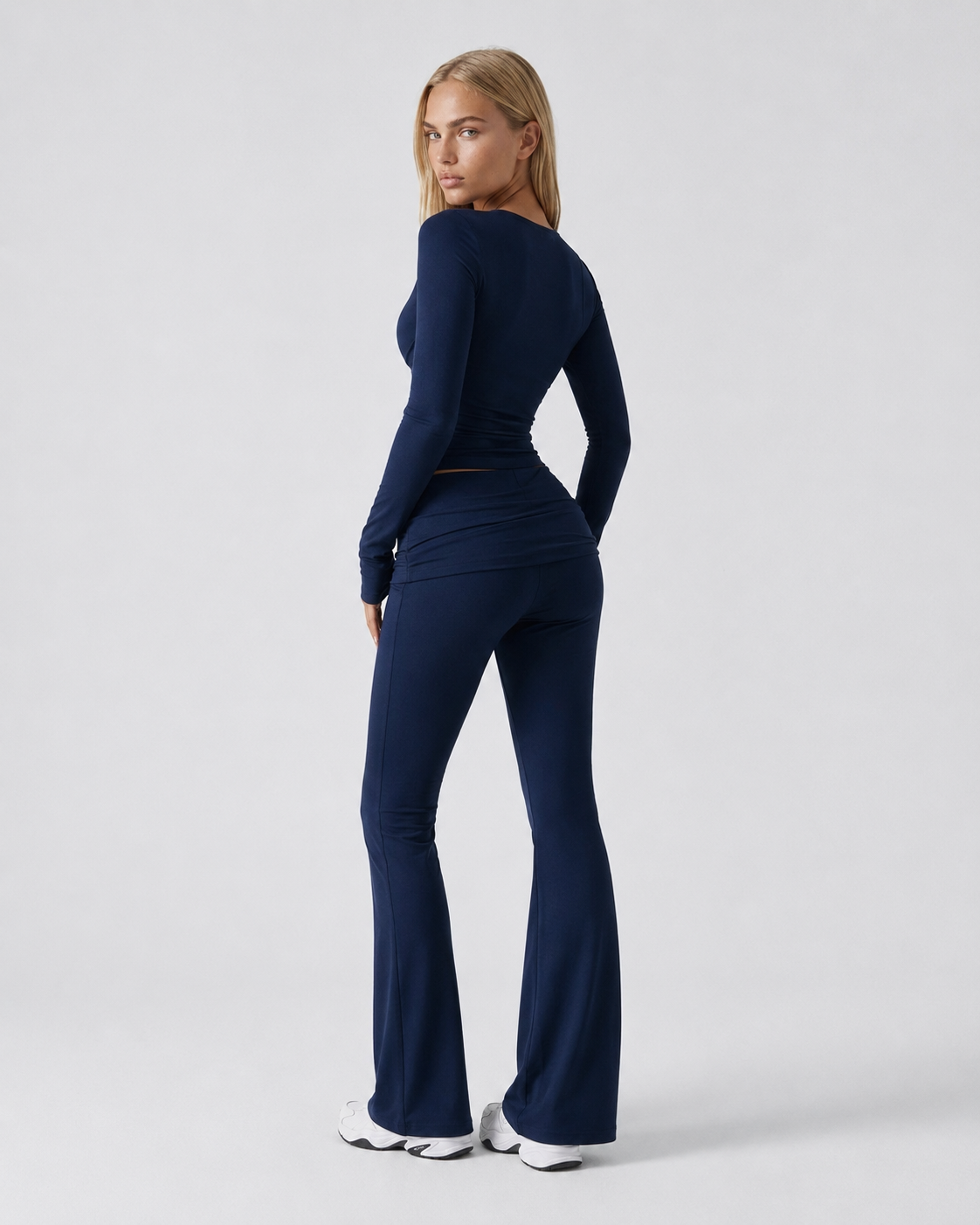 Conjunto con top de nudo frontal y pantalón de campana