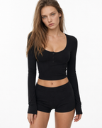 Conjunto de camiseta henley y short en algodón elástico