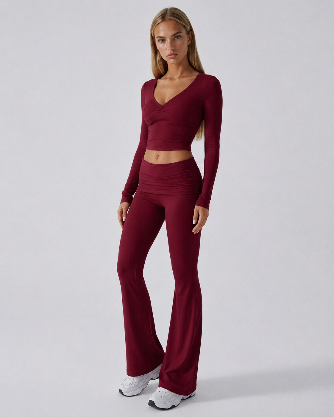 Conjunto con top de nudo frontal y pantalón de campana
