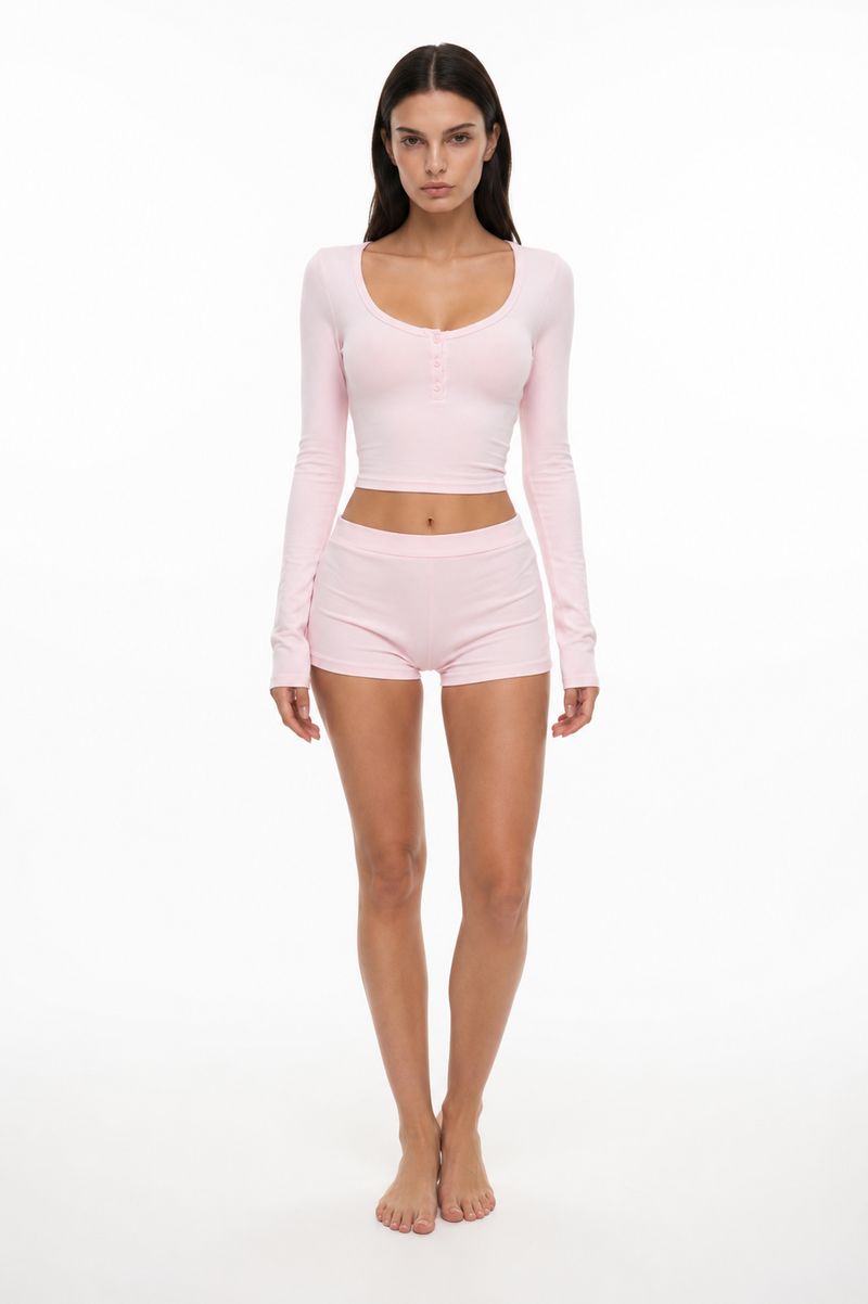 Conjunto de camiseta henley y short en algodón elástico
