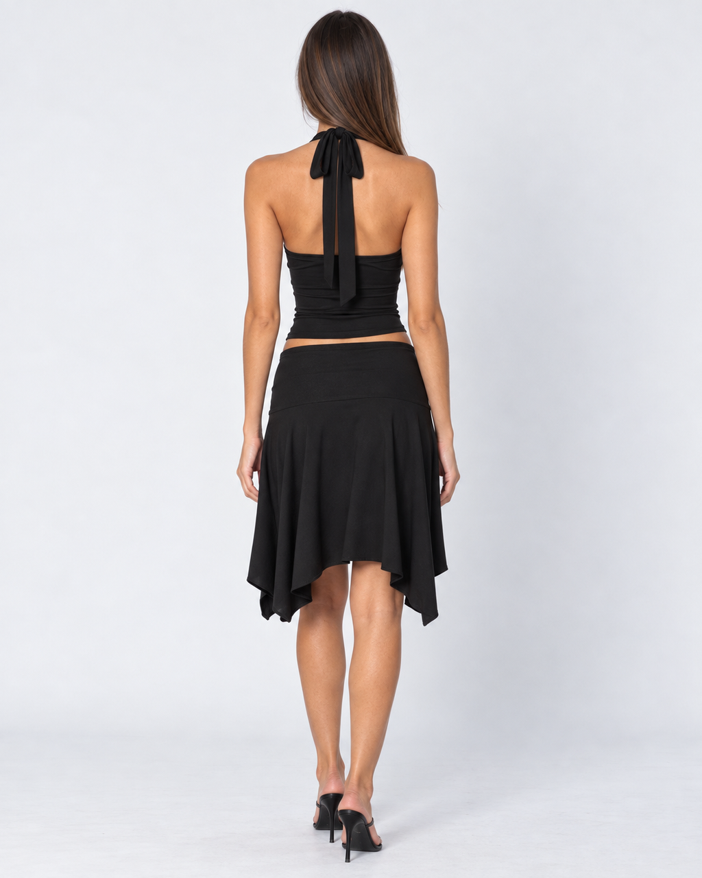 Conjunto de top halter con encaje y falda midi asimétrica