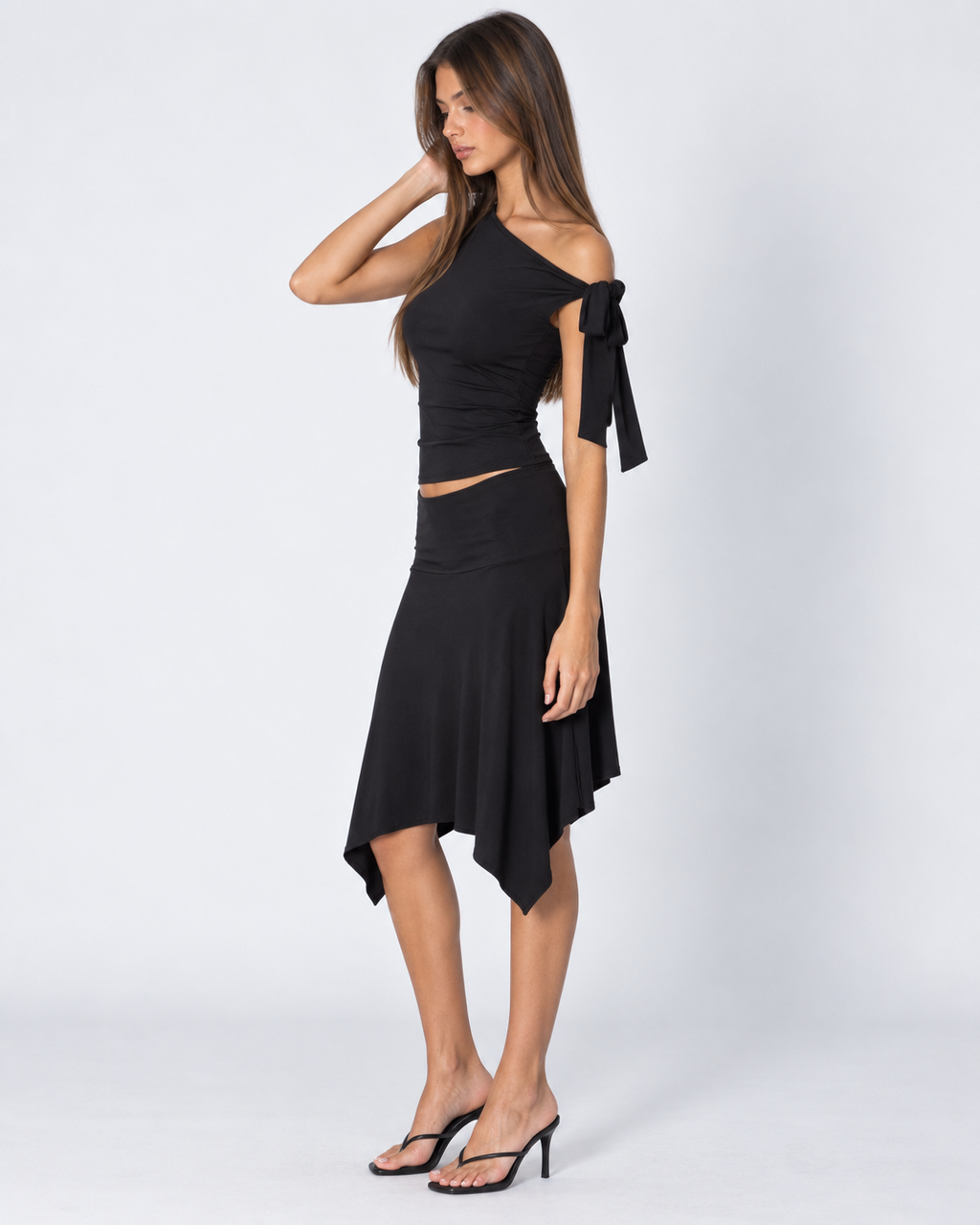 Conjunto asimétrico con top de un hombro y falda midi