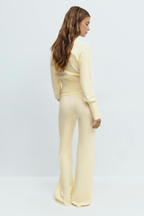 Conjunto de punto con top corto y pantalón de tiro alto