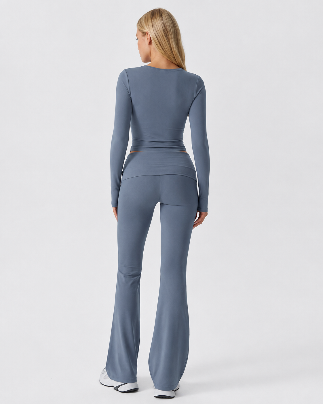 Conjunto con top de nudo frontal y pantalón de campana