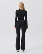 Conjunto con top de nudo frontal y pantalón de campana