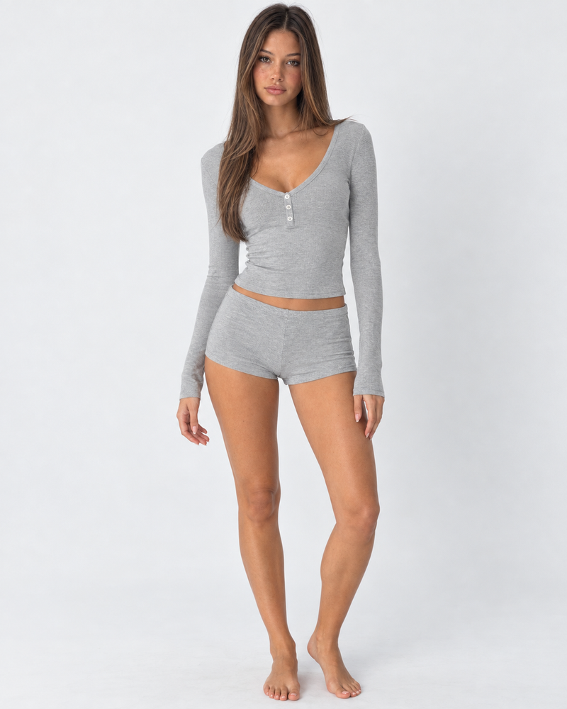 Conjunto de canalé con camiseta henley y short