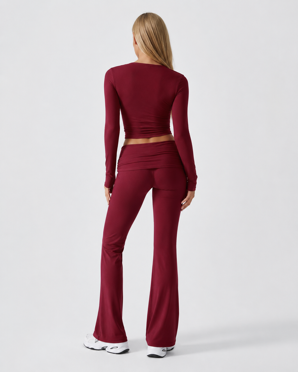Conjunto con top de nudo frontal y pantalón de campana