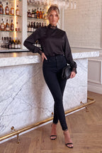 Blusa de cuello alto con encaje en negro