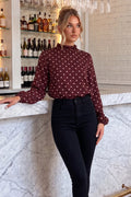Blusa de lunares con cuello de volante en burdeos