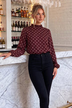 Blusa de lunares con cuello de volante en burdeos