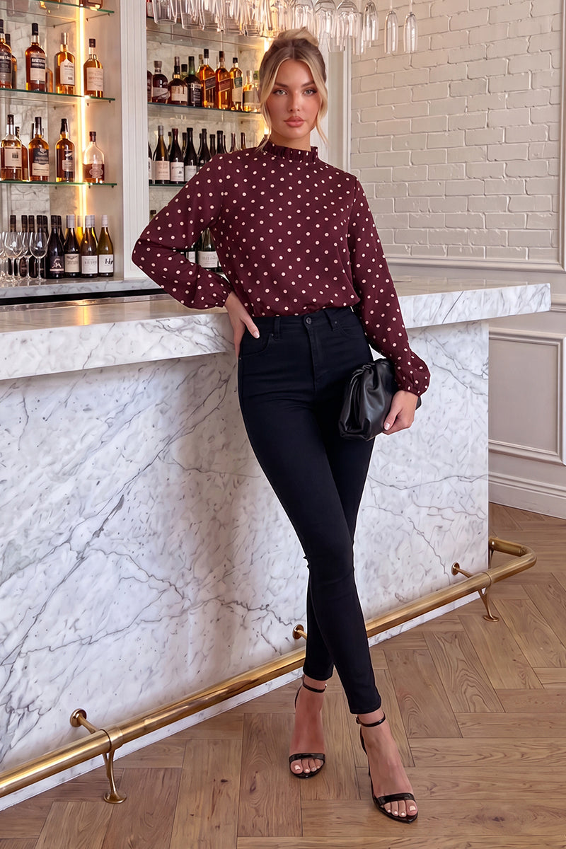 Blusa de lunares con cuello de volante en burdeos