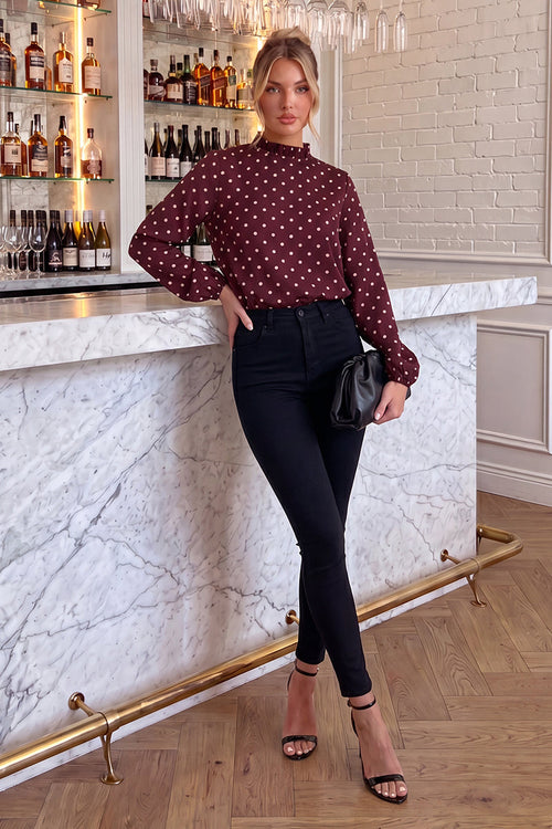 Blusa de lunares con cuello de volante en burdeos