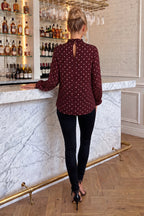 Blusa de lunares con cuello de volante en burdeos