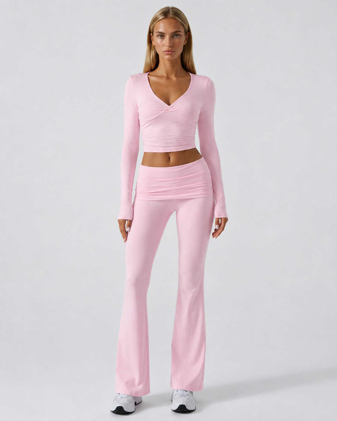 Conjunto con top de nudo frontal y pantalón de campana