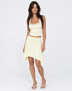 Conjunto de top halter con encaje y falda midi asimétrica