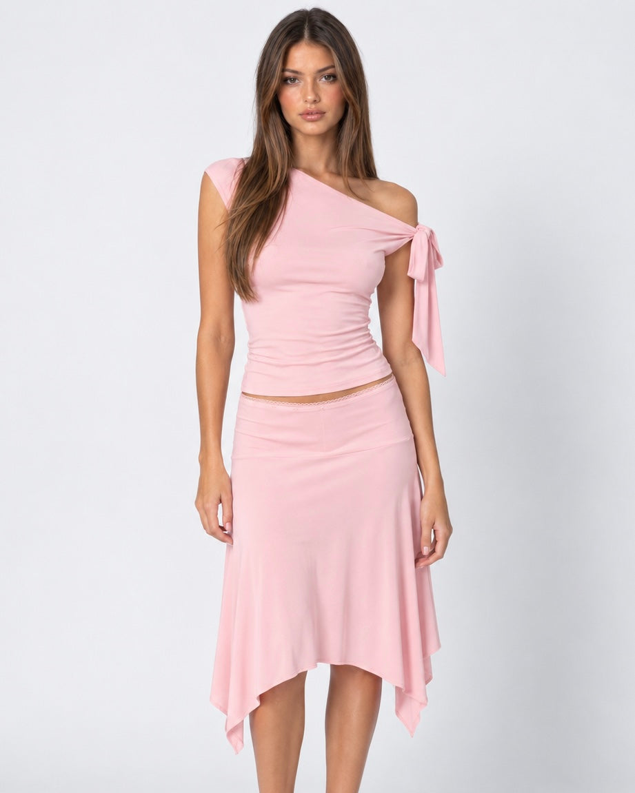 Conjunto asimétrico con top de un hombro y falda midi