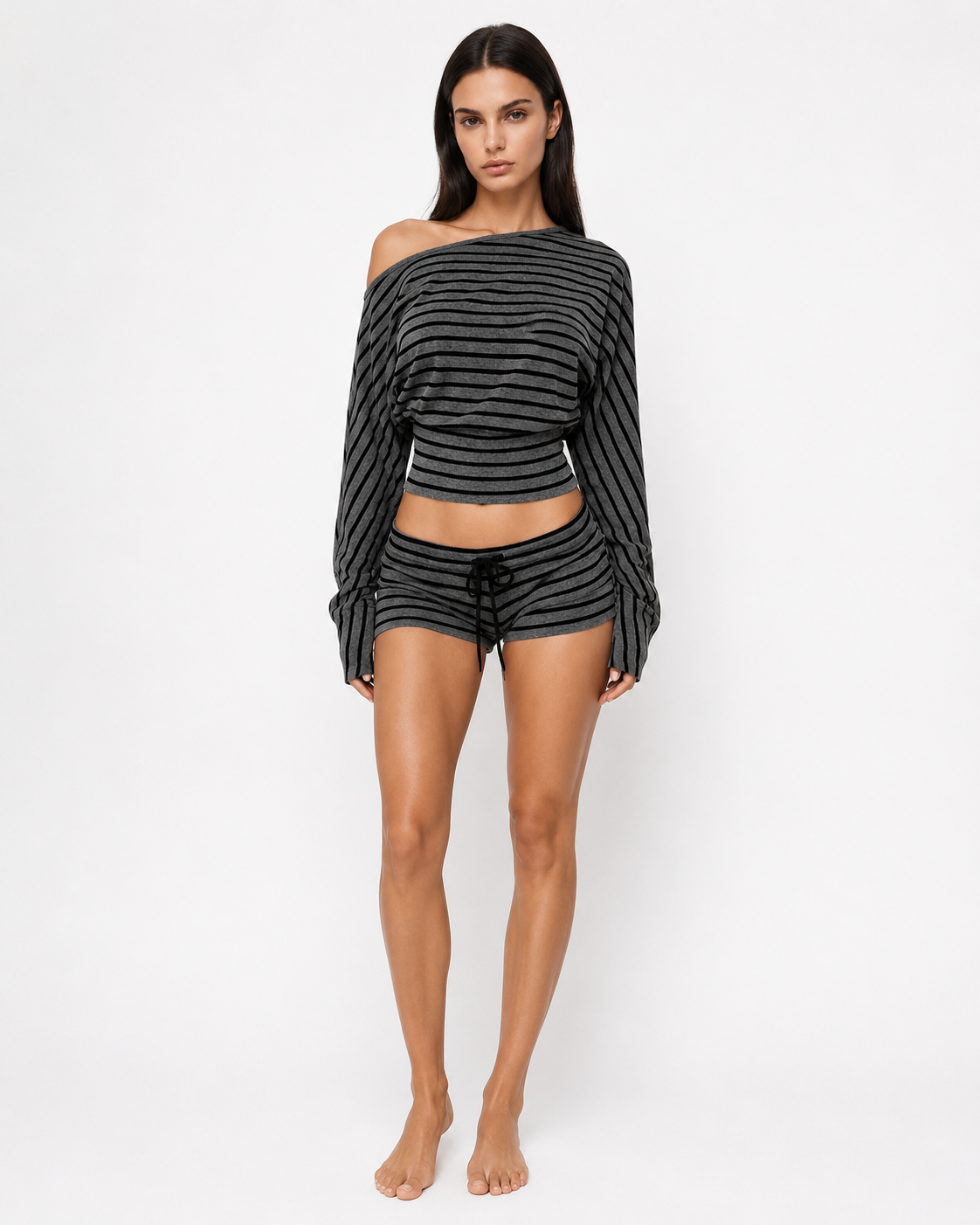 Conjunto de rayas con top de hombros descubiertos y short